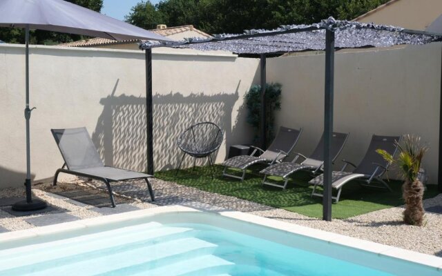 Maison familiale avec piscine privée et sécurisée située à Caumont sur Durance dans le Vaucluse pour 6 personnes LS6-341 AUSSADO