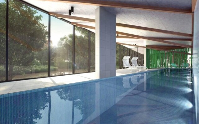 Sleek Arthouse Apartment With Pool Close to City