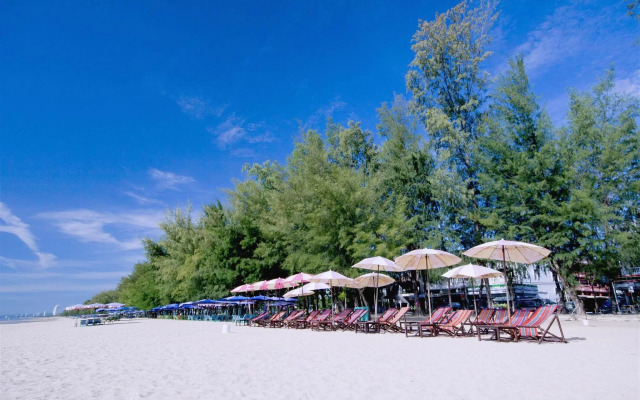 Beachfront Hotel Cha Am