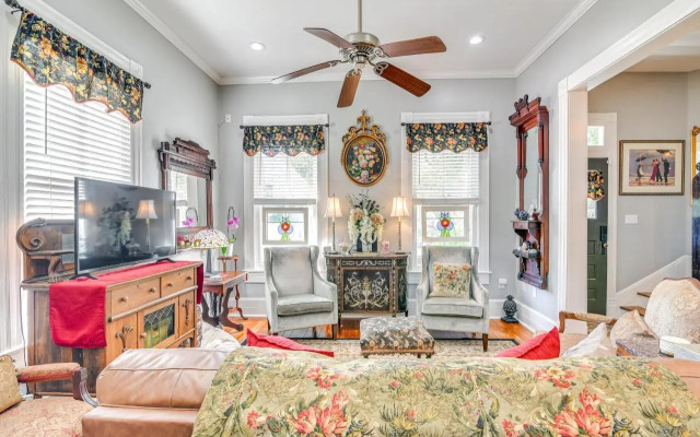 Walk to the Strand: Hideaway Haven Retreat