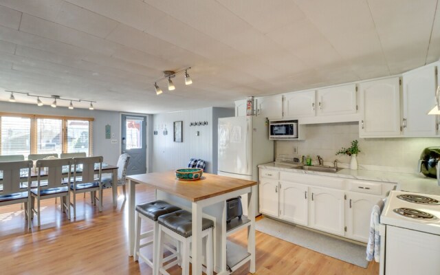 Happy Place by the Lake w/ Fire Pit: Walk to Beach