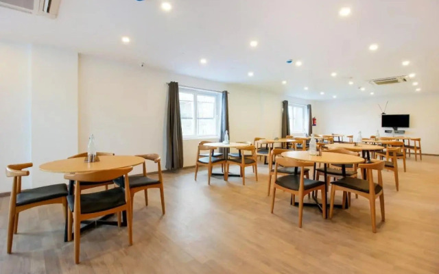 H Square by OYO Rooms