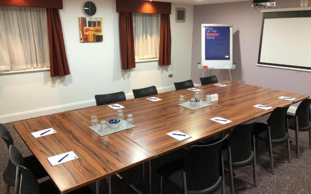 Holiday Inn Express London Gatwick - Crawley by IHG