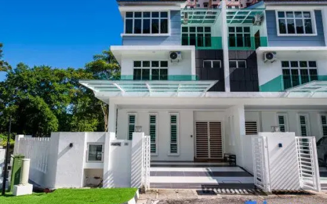 La Ferringhi Villa by ALV