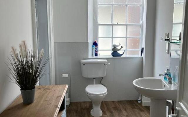 Stylish 2nd Floor Georgian 1 Bedroom Apartment