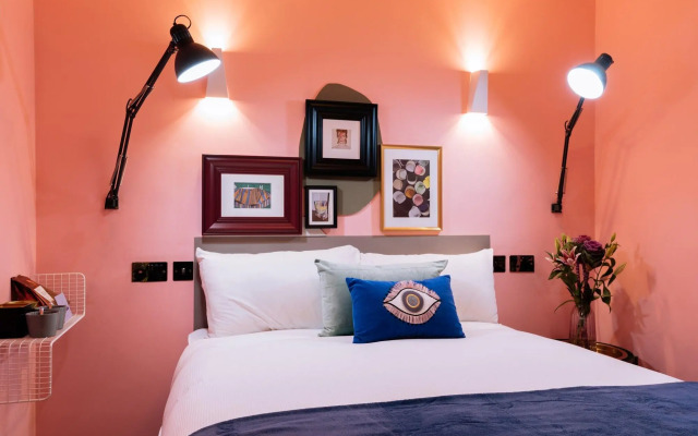 The Warwick by Aura Collection