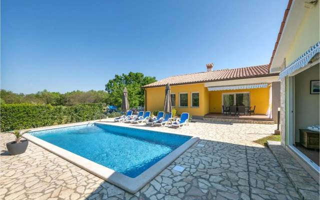Holiday home Strmac 25 with Outdoor Swimmingpool