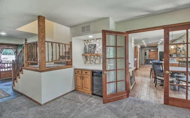 Screened Porch, Fenced Yard: Lakeside Retreat!