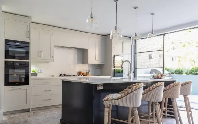 Crondace Road by Onefinestay