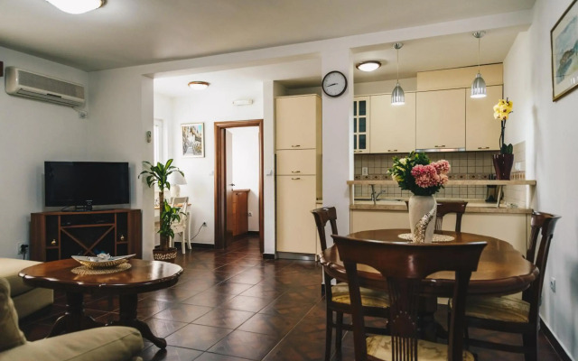 El Mar Apartments