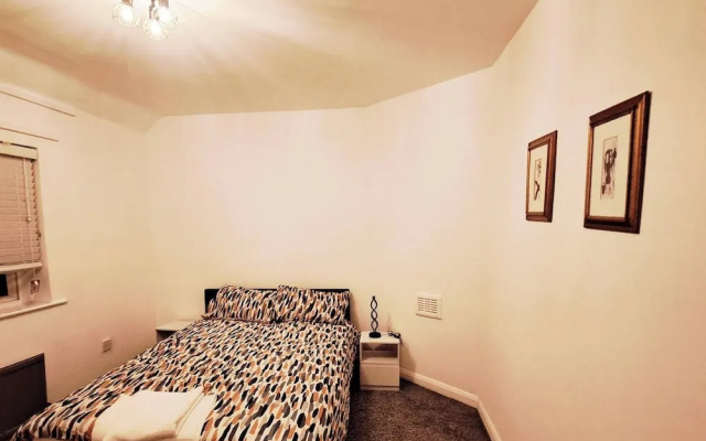 Cozy 2BR Home Pets Welcome Free Parking & Wifi