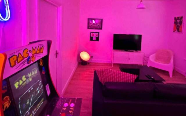 London Flat Next to Central Line Tube Station