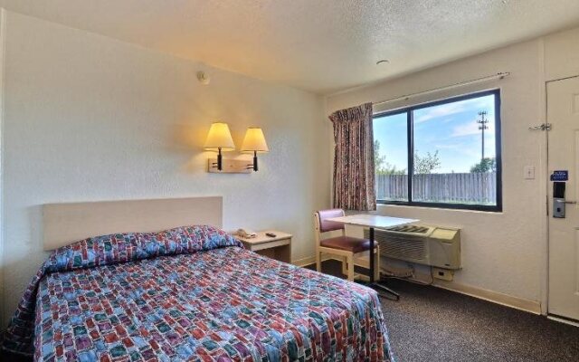 Motel 6 Indianapolis East