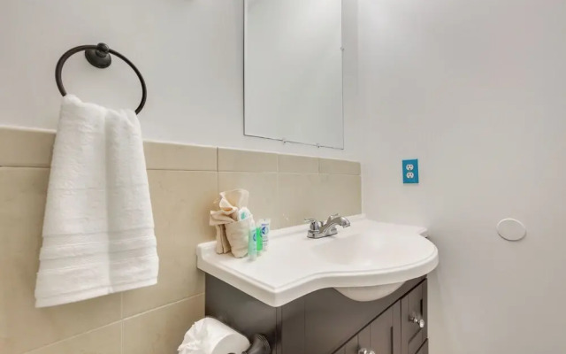 Hollywood Beach Bungalow Near Golf: Pets Welcome!