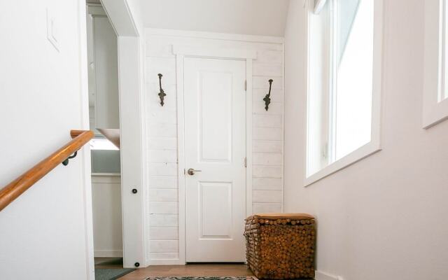 Berg Haus 1 Bedroom Home by NW Comfy Cabins by RedAwning