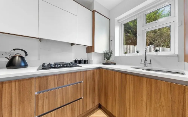 Spacious 4BR Home in Brentford, Free Parking