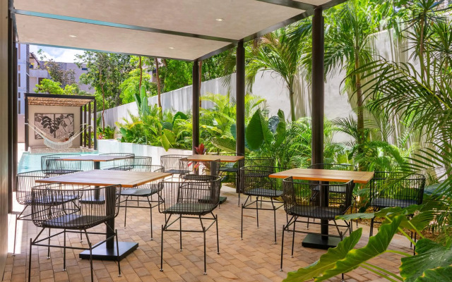 Studio wterrace, hammock, and pool access