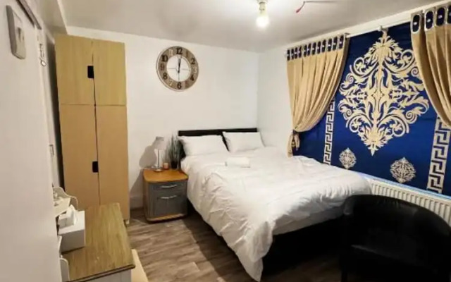 OYO Unique Guestroom - Farnworth, Easy Access to Bolton