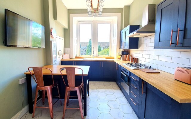 Gorgeous Light Apartment In West End