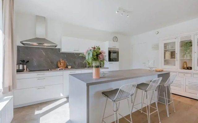 A Luminous Apartment Near the Marina
