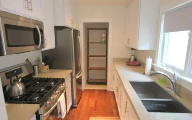 Newly Decorated Beachwood Canyon Studio