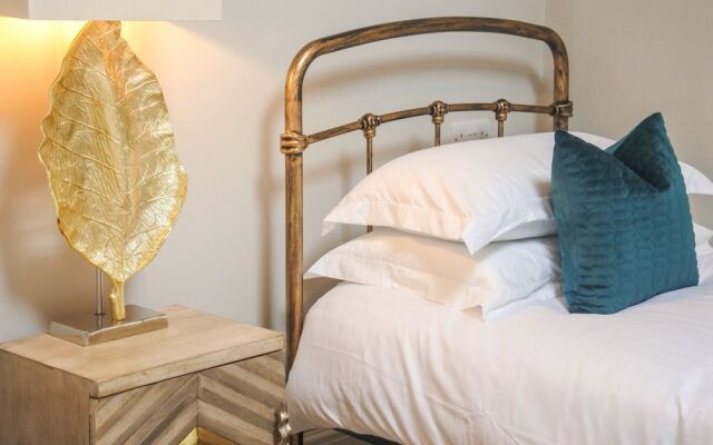 Saxon Rose Apartment