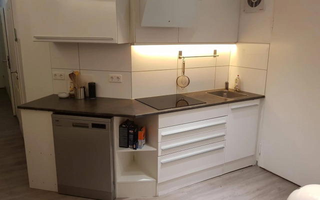 BudgetRooms - souterrain-private rooms & kitchen