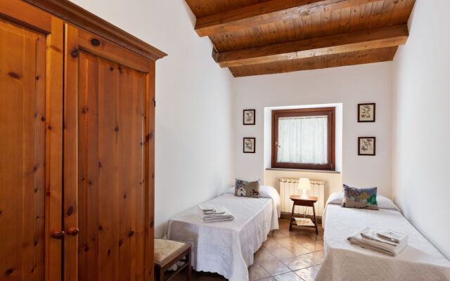 Delightful Villa in Varano with Fireplace