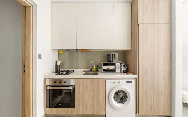 Peninsula One - 1710 Studio
