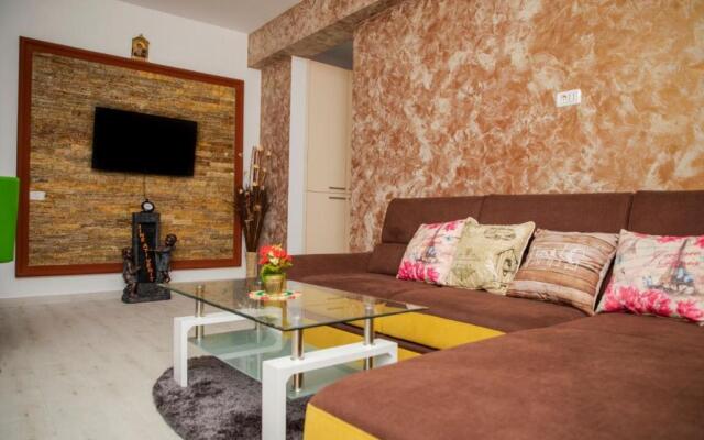 Golden Apartment 1