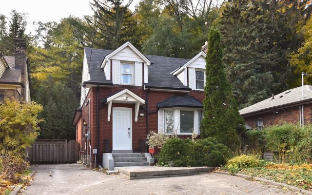 Lavish 4BR House with Ravine Backyard