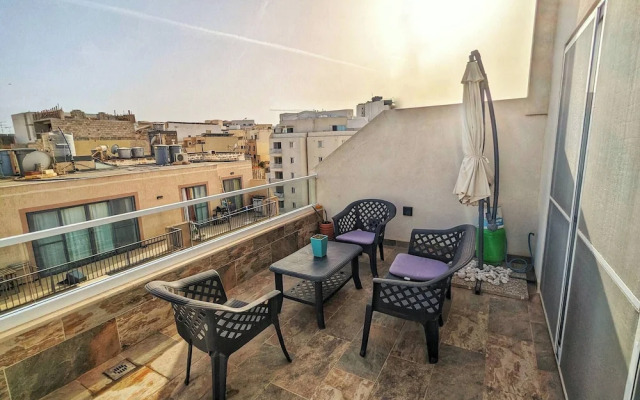 Modern 3 Bedroom Penthouse With Rooftop Views