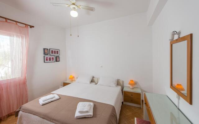 Rouladina Apt 3 in Stalos