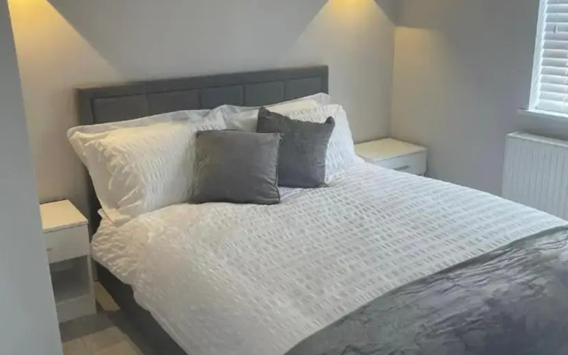 Apt 3, Lisvarna House