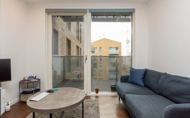 Modern 1 Bedroom Apartment With Balcony in Surrey Quays