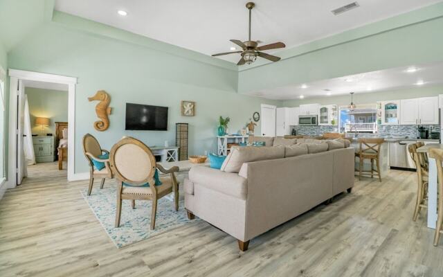 Always Sunny 3 Bedroom Home by RedAwning