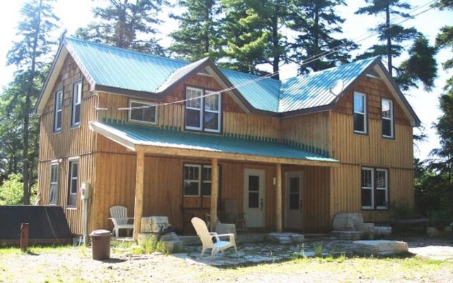 "4 Bedroom Cottage On Manitoulin Island - Next to Sandy Beach!"
