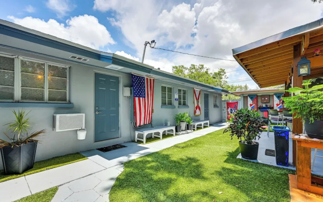 Outdoor Entertainment Area: Clearwater Condo!