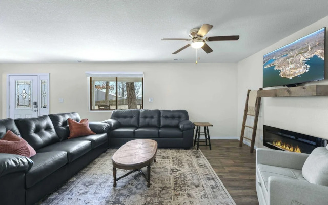 White Oak Landing Spacious 6 BDR w/ Boat Slip!