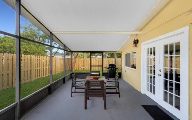 Yellow house in Davie