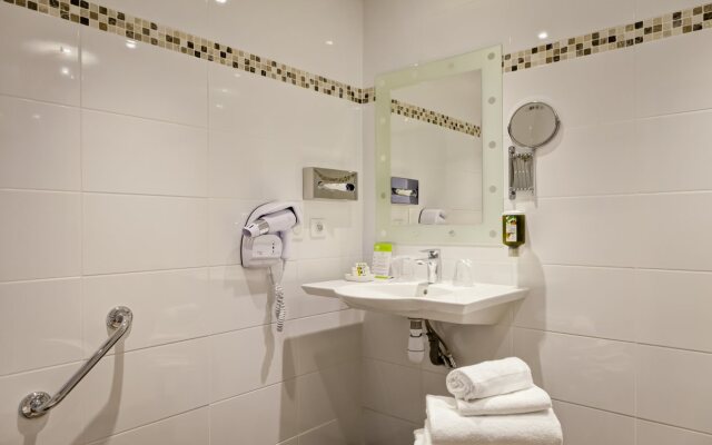 Le Phenix Hotel