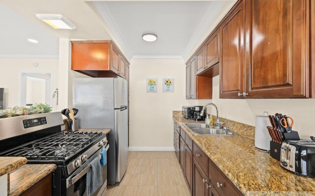 Sunny & Cheerful Near I-10 ~ Queen Beds ~ Parking