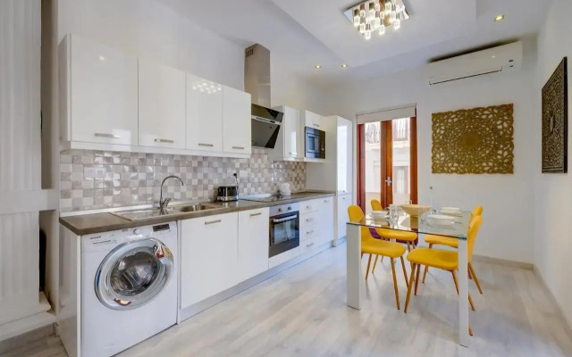 Stylish 2BR Apart, Steps Away from the Beach