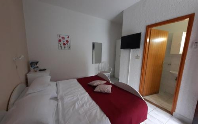 Apartment and B&B Mikleus