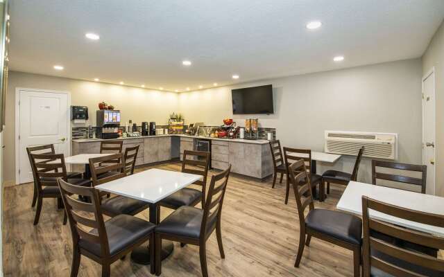 Econo Lodge Inn & Suites