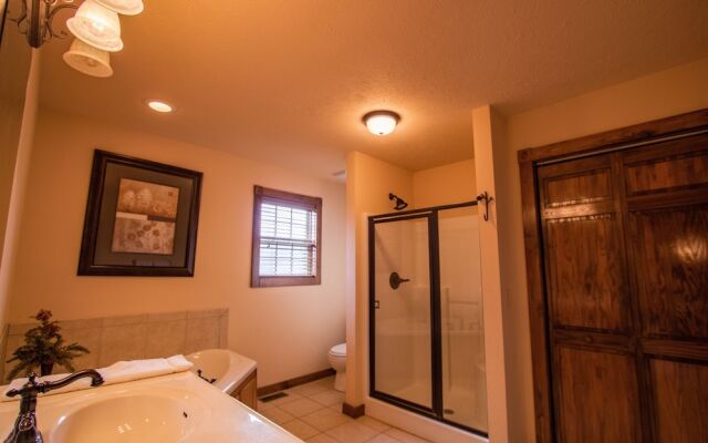 Nestled Inn Lodge 3 Bedroom Home by RedAwning