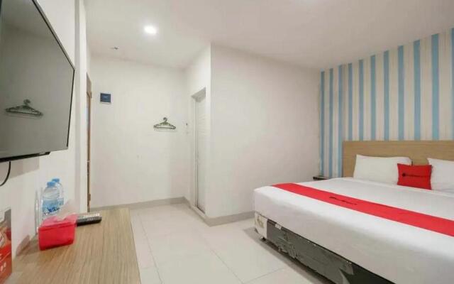 RedDoorz Plus @ Cemara Asri Medan