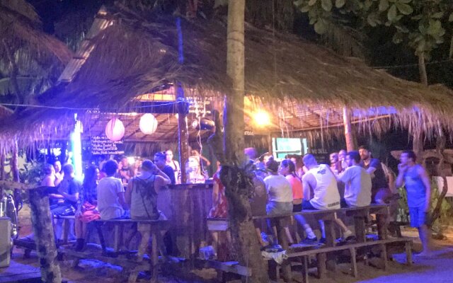 Yellow Moon M23 Hostel