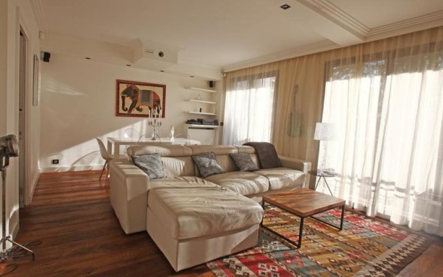 George Apartment in Neuilly