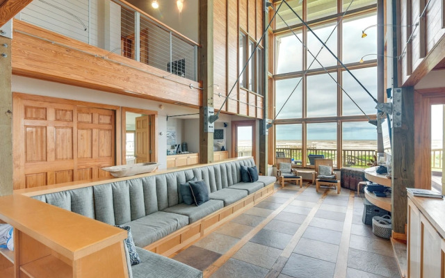 Oceanfront Home w/ Beach Access in Galveston